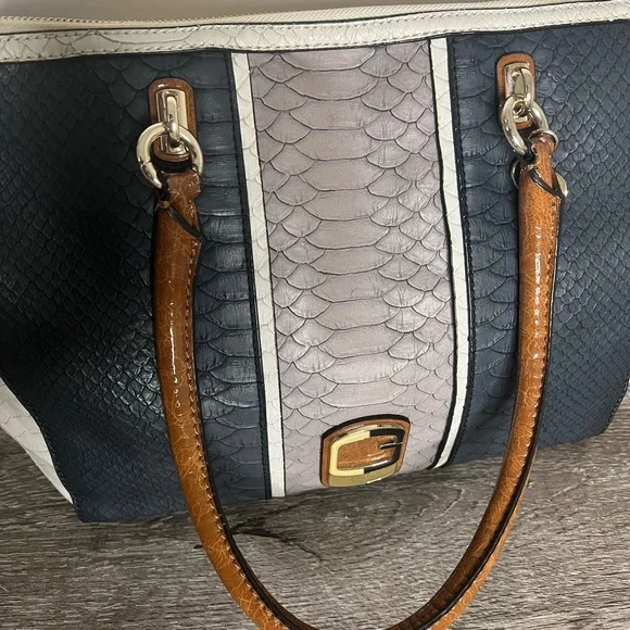 GUESS Satchel Handbag - Picture 5 of 11